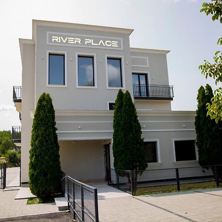 River Place Питешти Экстерьер фото
