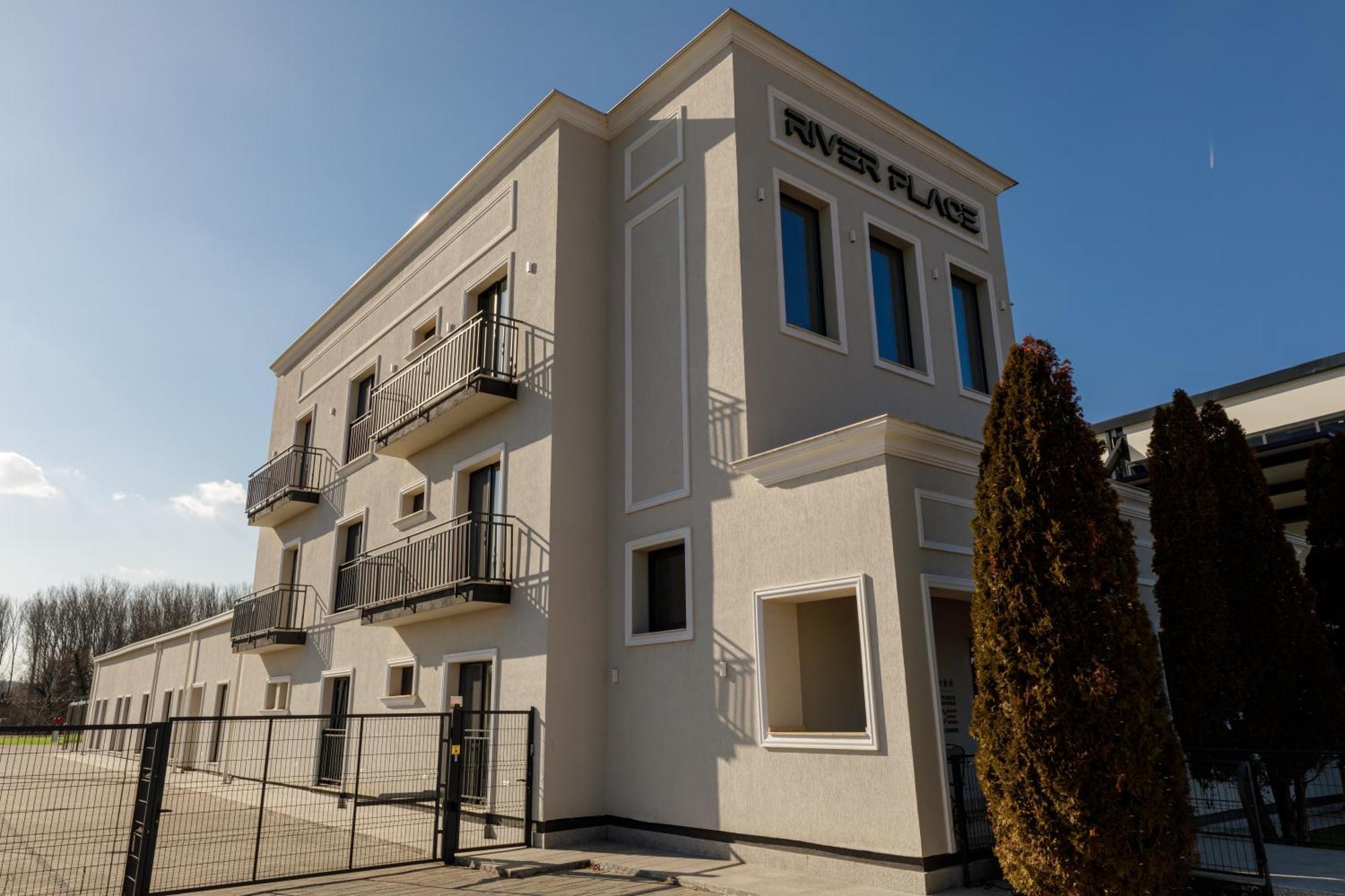 River Place Питешти Экстерьер фото