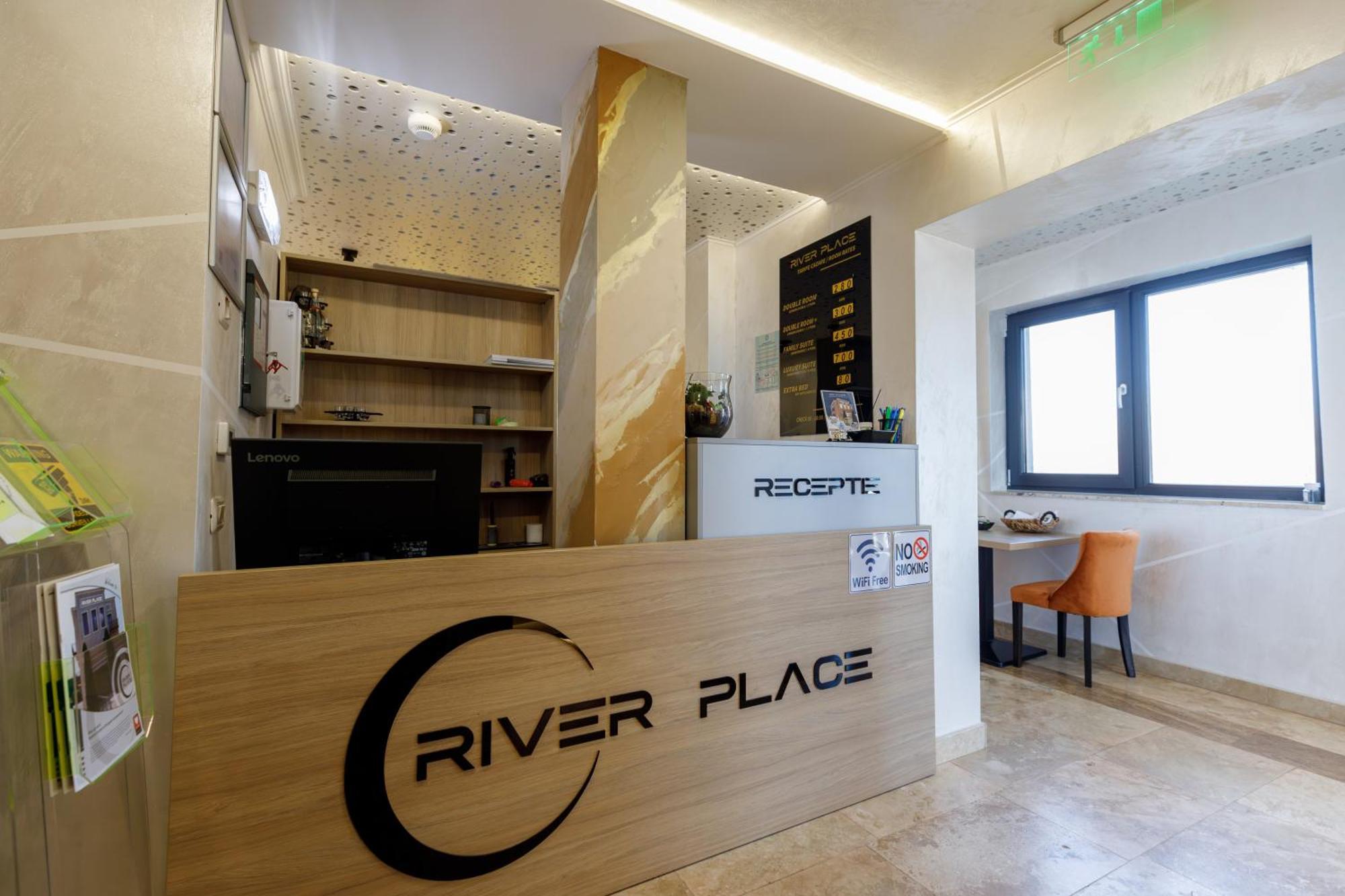 River Place Питешти Экстерьер фото