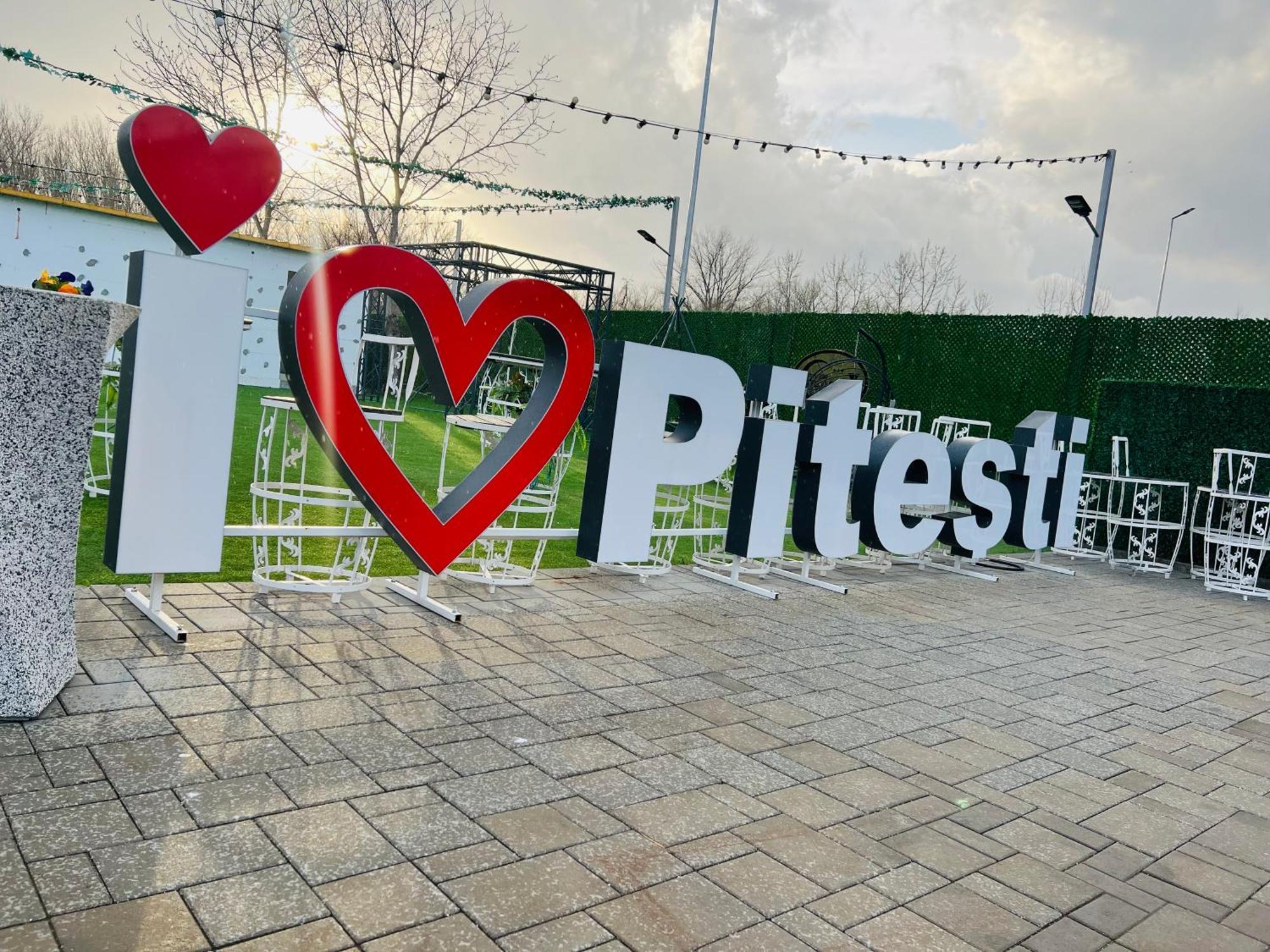 River Place Питешти Экстерьер фото